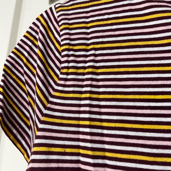 LAST CHANCE Like new GAP V neck t-shirt - Picture 2 of 4